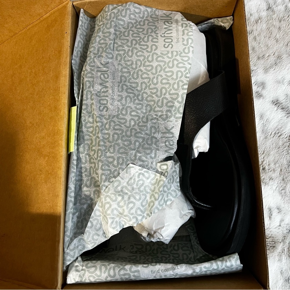 NIB SoftWalk Black Leather Kisi Sandals Slip-On Thongs sz 9.5 Wide - Picture 14 of 14